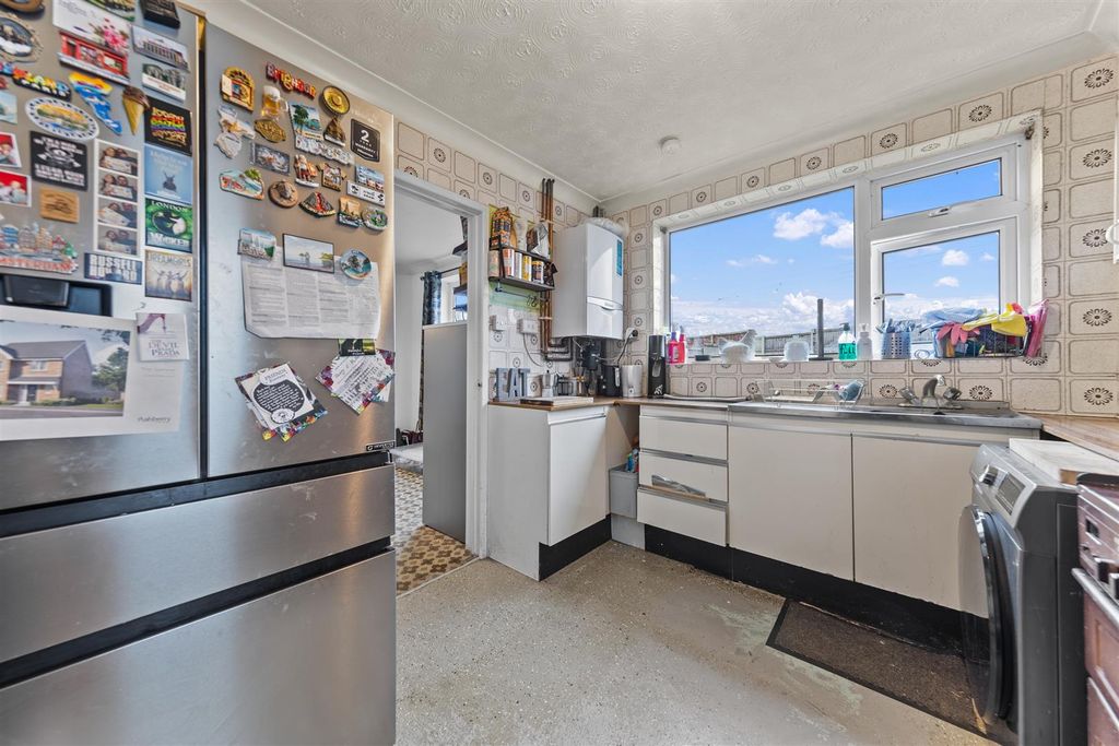 Property photo 3 of 20 137Kinrosscresweb15.Jpg