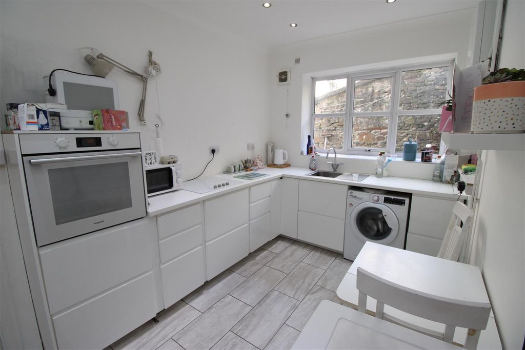 Property photo 3 of 25