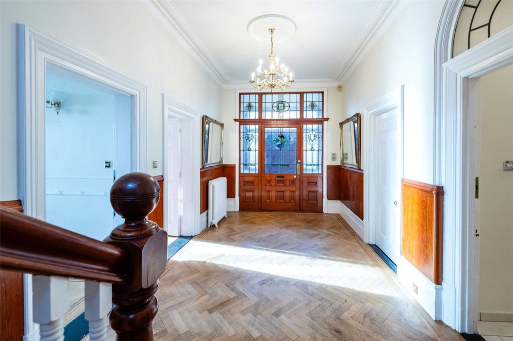 Property photo 2 of 22 Entrance Hall