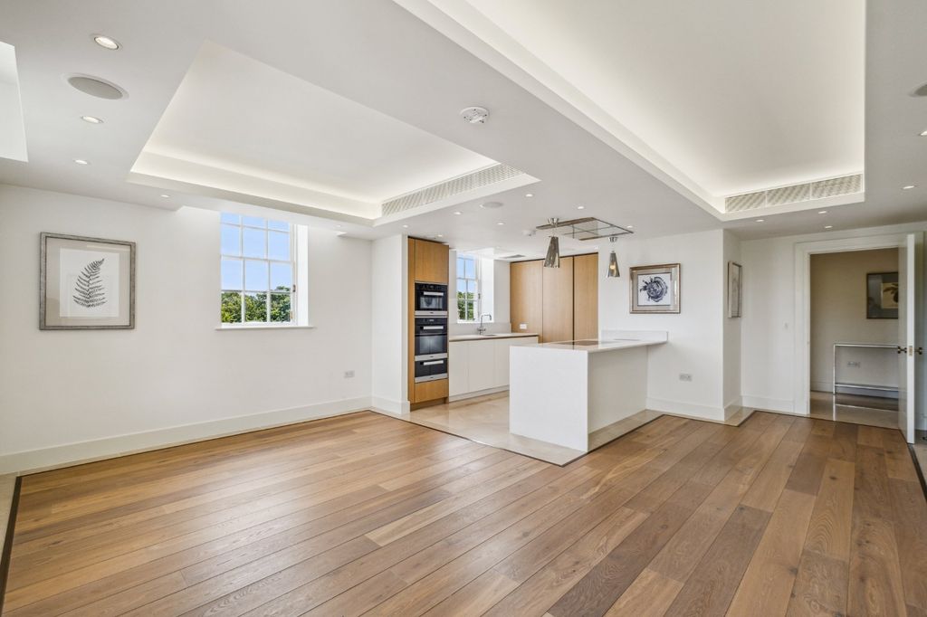 Property photo 2 of 20 Reception / Kitchen