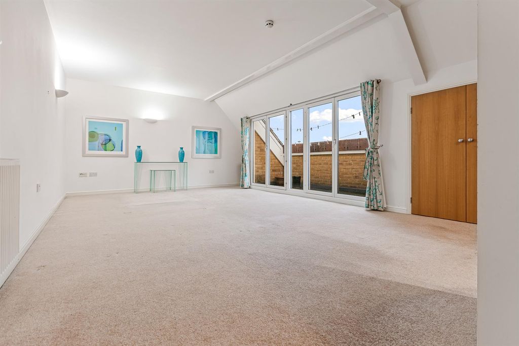 Property photo 2 of 25 Lounge