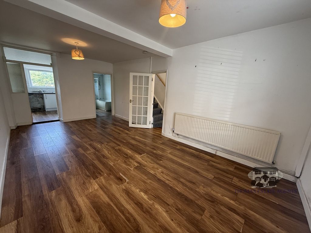 Property photo 3 of 11 Lounge