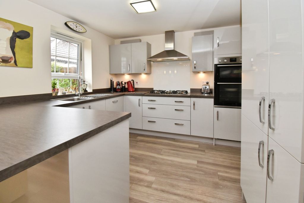 Property photo 3 of 15 Kitchen Breakfast Area