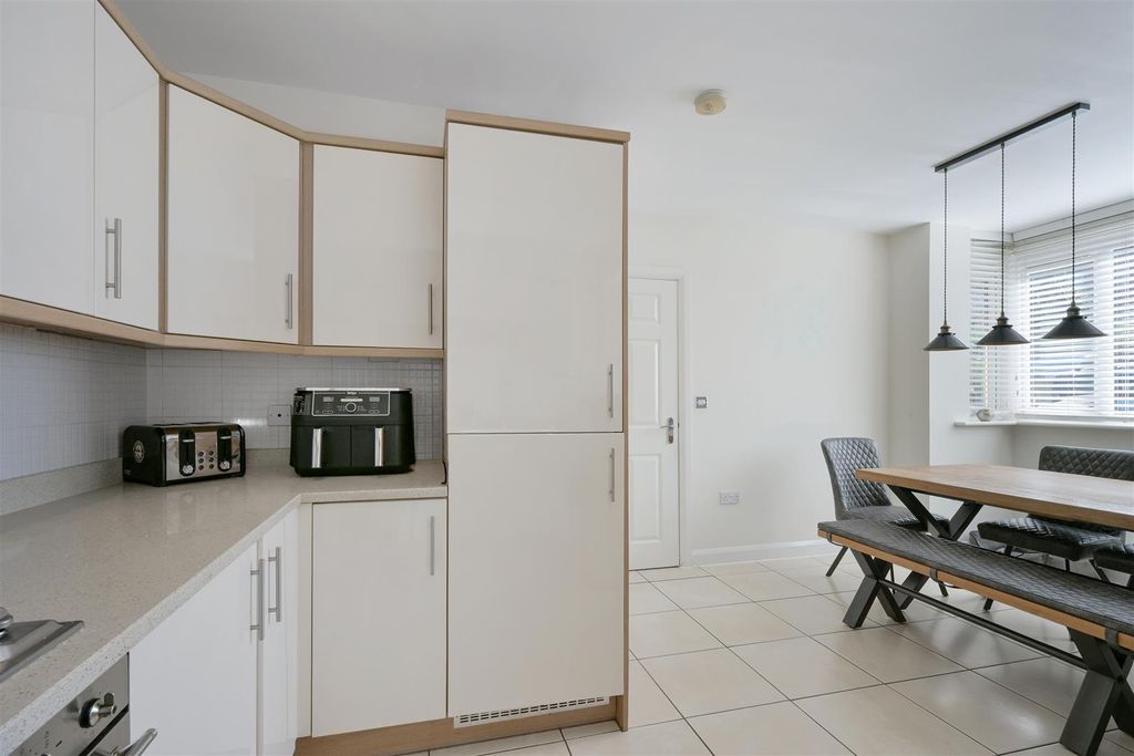 Property photo 3 of 26 Roundburrow Close, 18 (28).Jpg