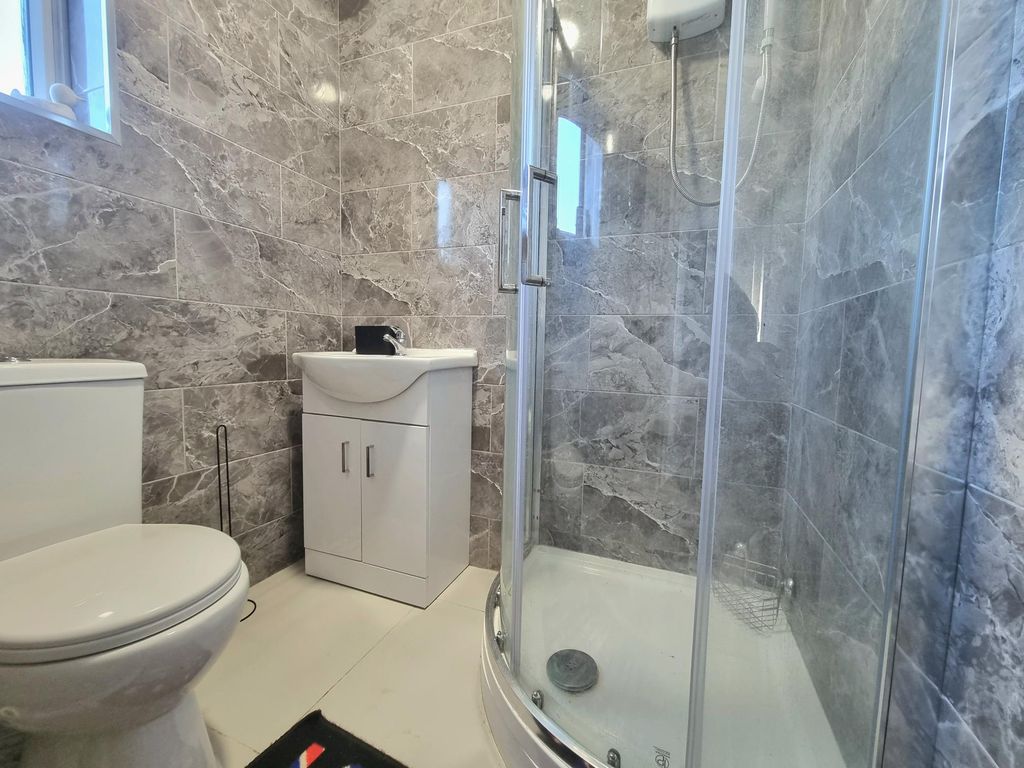 Property photo 3 of 8 Bathroom