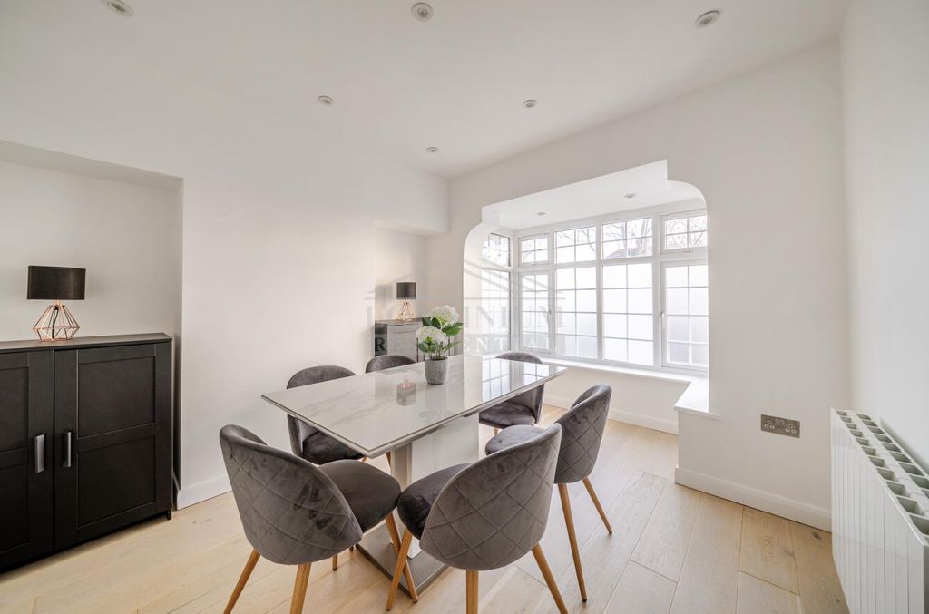 Property photo 3 of 13 671A68B8-080E-4774-Be43-A93E435365Fe.Jpg