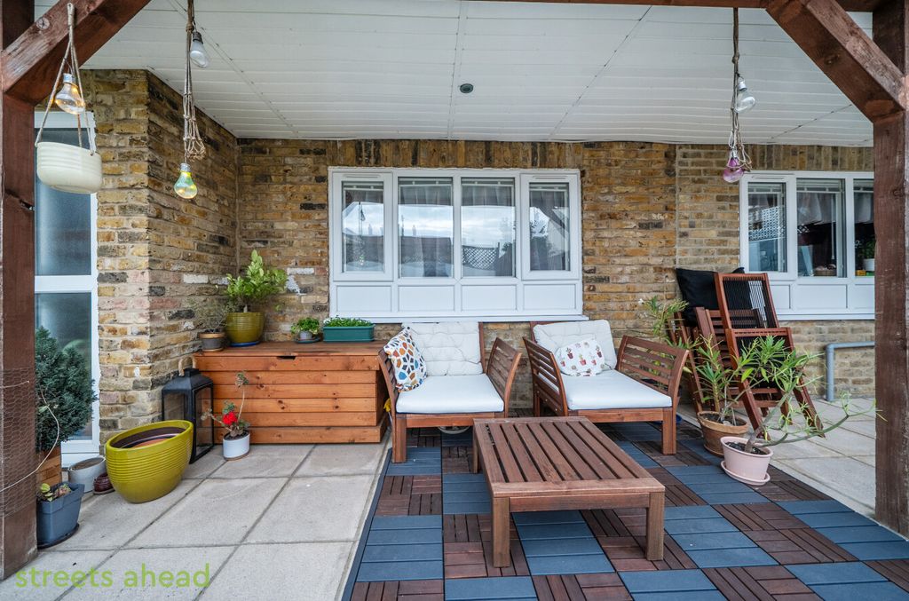 Property photo 2 of 18 054067Ba-d8A5-48B...
