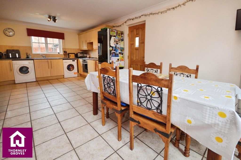 Property photo 3 of 18 Kitchen