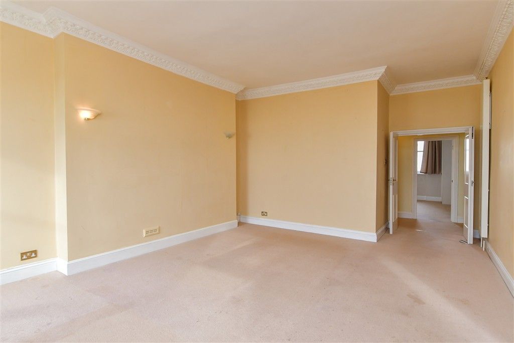 Property photo 3 of 10 Lounge