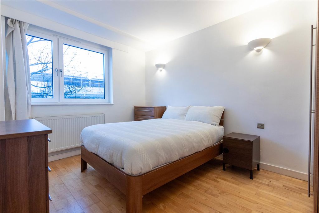 Property photo 3 of 6 Bedroom.Jpg