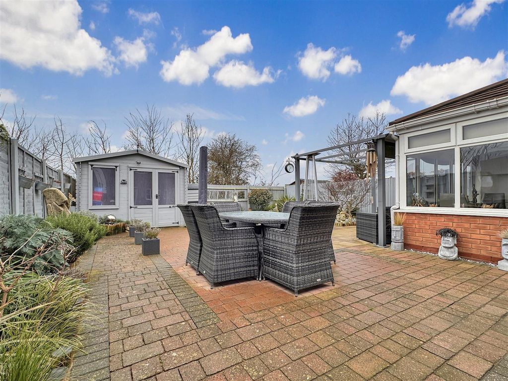 Property photo 3 of 25 Lovely Landscaped Garden 503