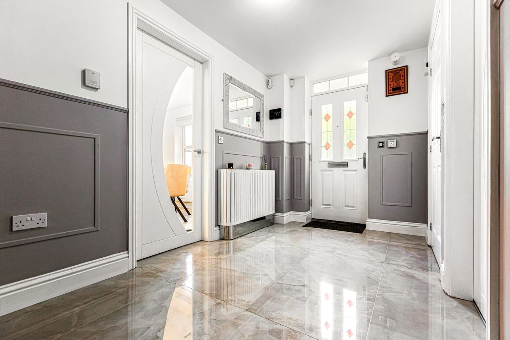Property photo 2 of 30 Entrance Hall