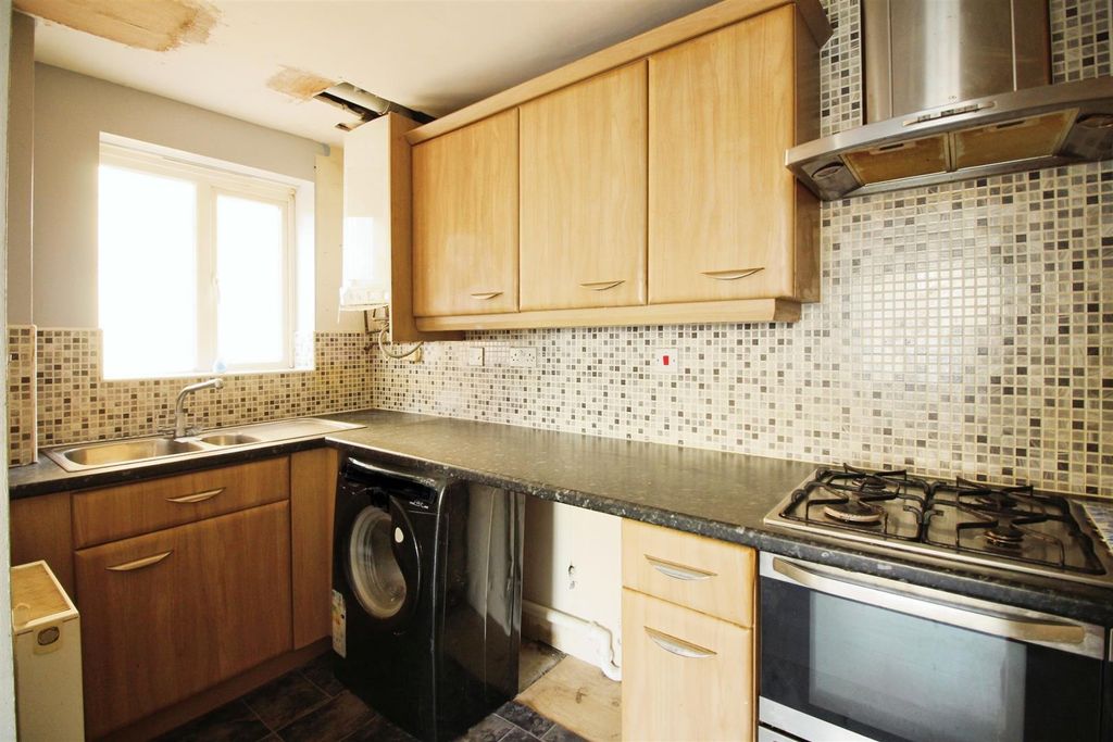Property photo 3 of 7 Kitchen