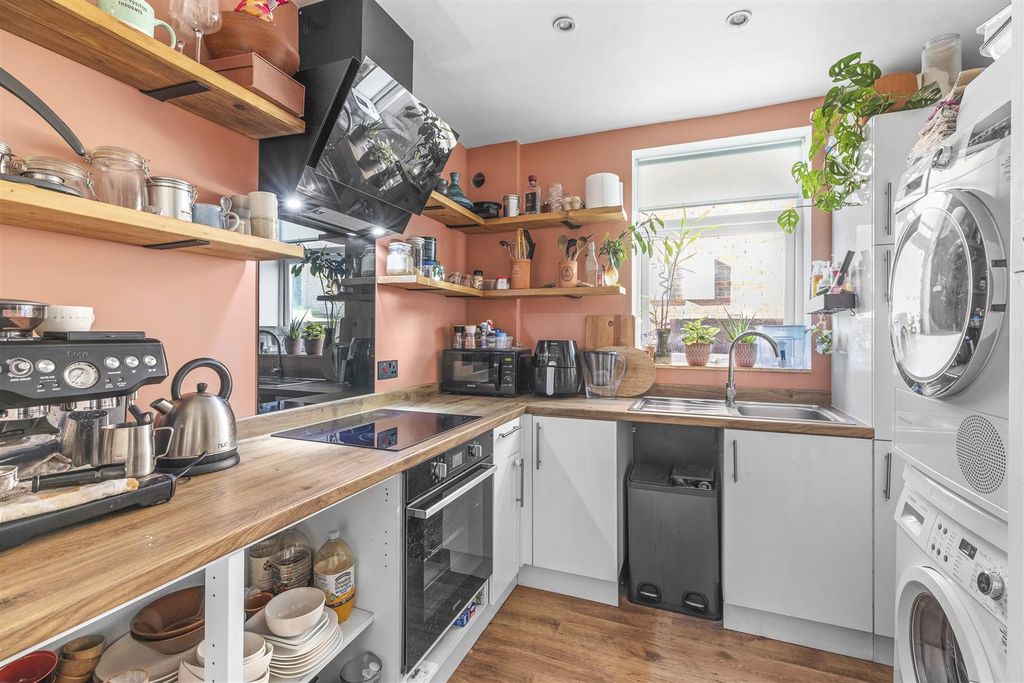 Property photo 3 of 13 Flat 1, 52 Whitelands Road, Hp12 3El-4.Jpg