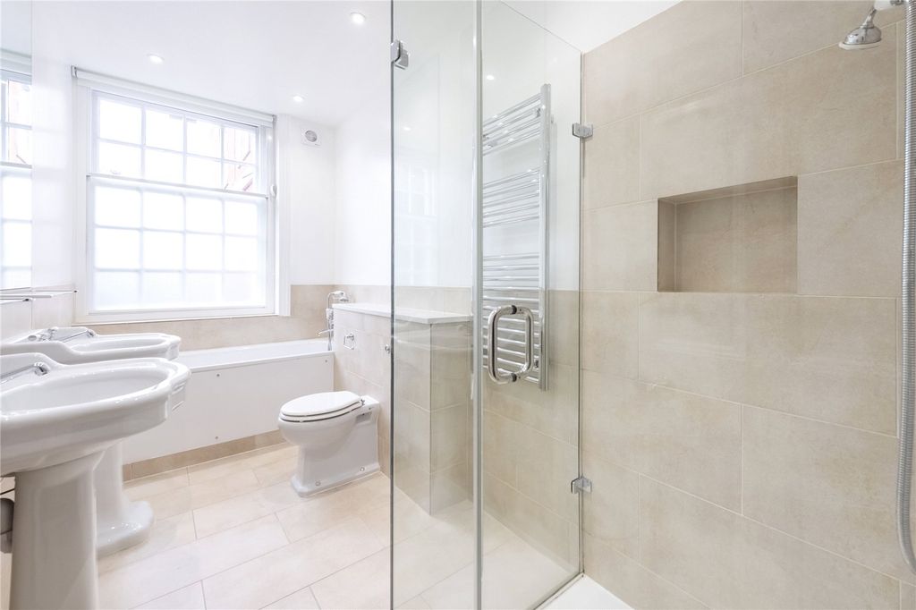 Property photo 3 of 10 Bathroom