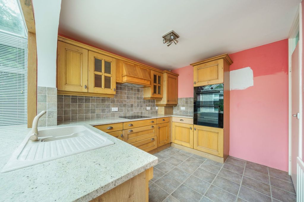 Property photo 3 of 10 Kitchen