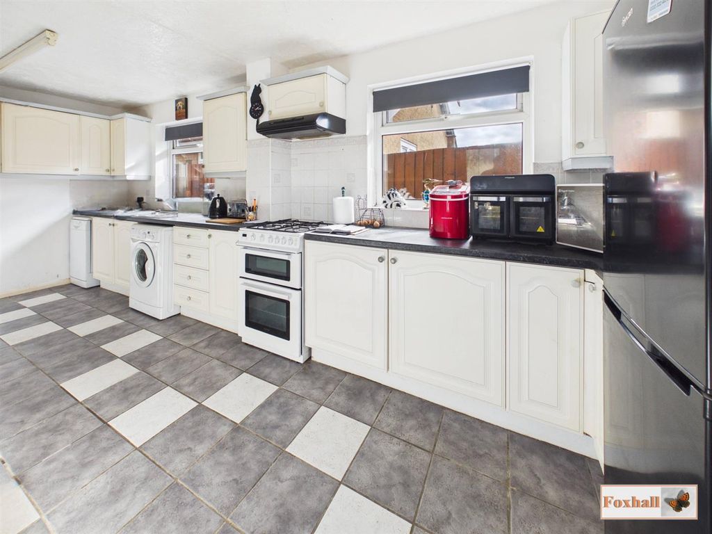 Property photo 3 of 18 Kitchen