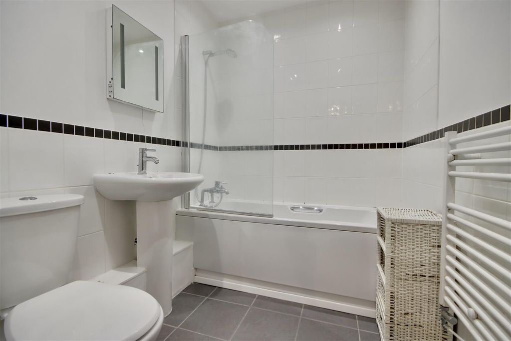 Property photo 2 of 8 28E3B597-C9D6-415C-B055-4A6F4A5354A9_1_201_A.Jpeg