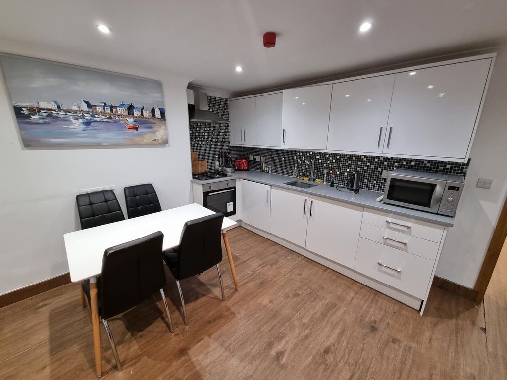 Property photo 1 of 11 Kitchen