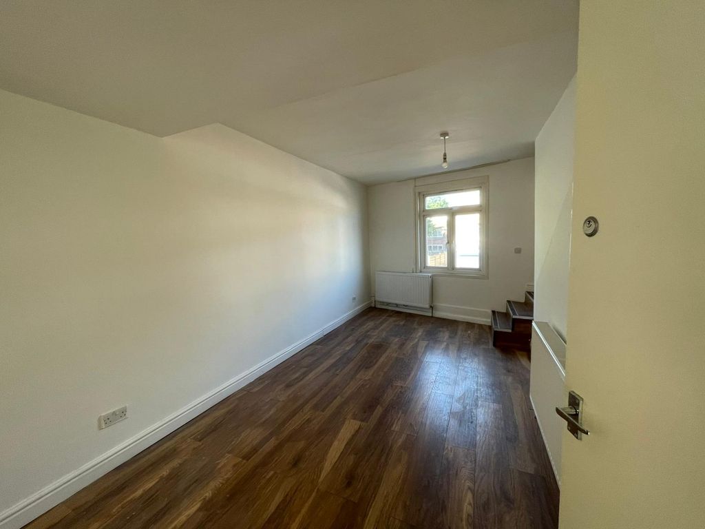 Property photo 1 of 12 Photo 3