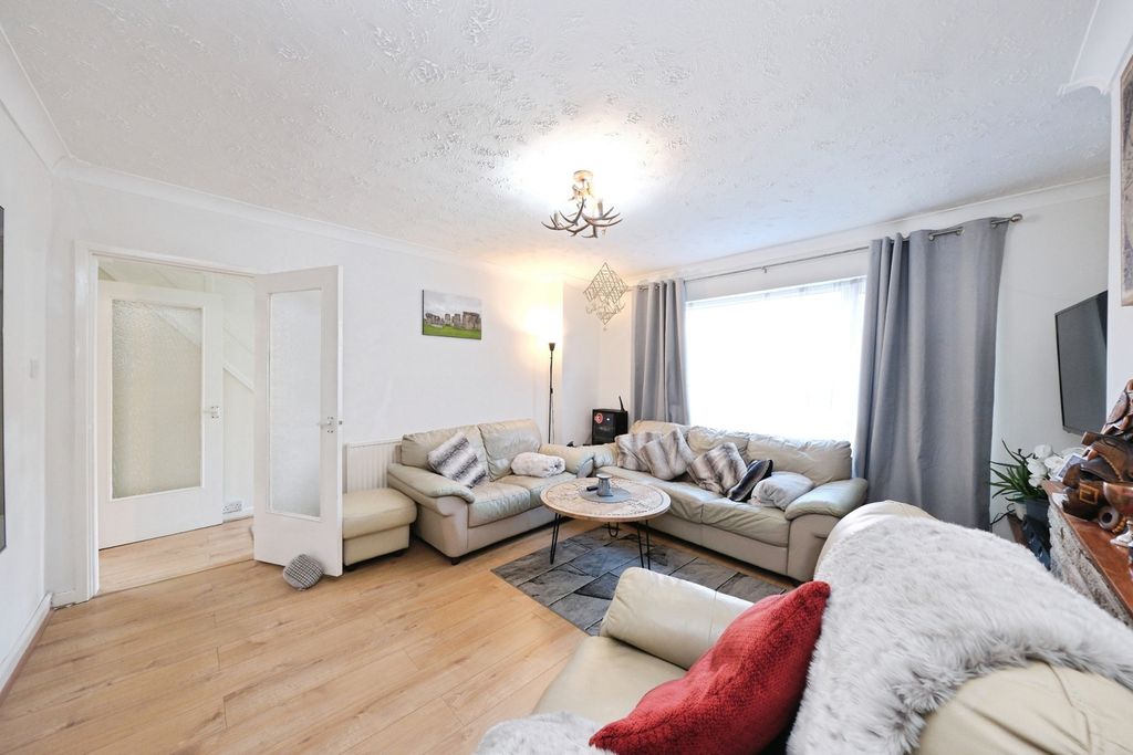 Property photo 3 of 15 Lounge