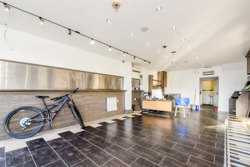 Property photo 2 of 17 Retail Untit
