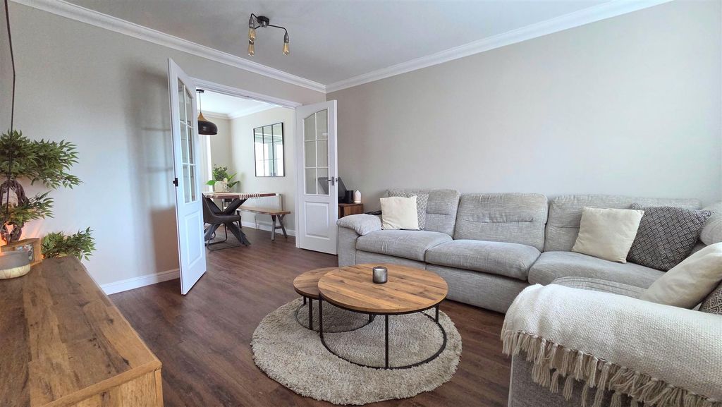 Property photo 2 of 14 Lounge