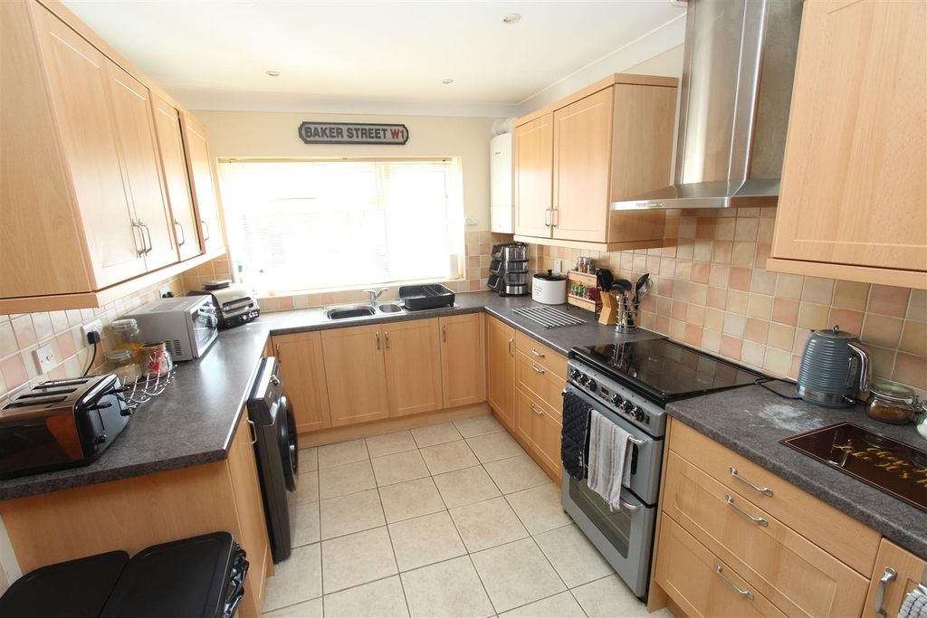 Property photo 3 of 9 Kitchen