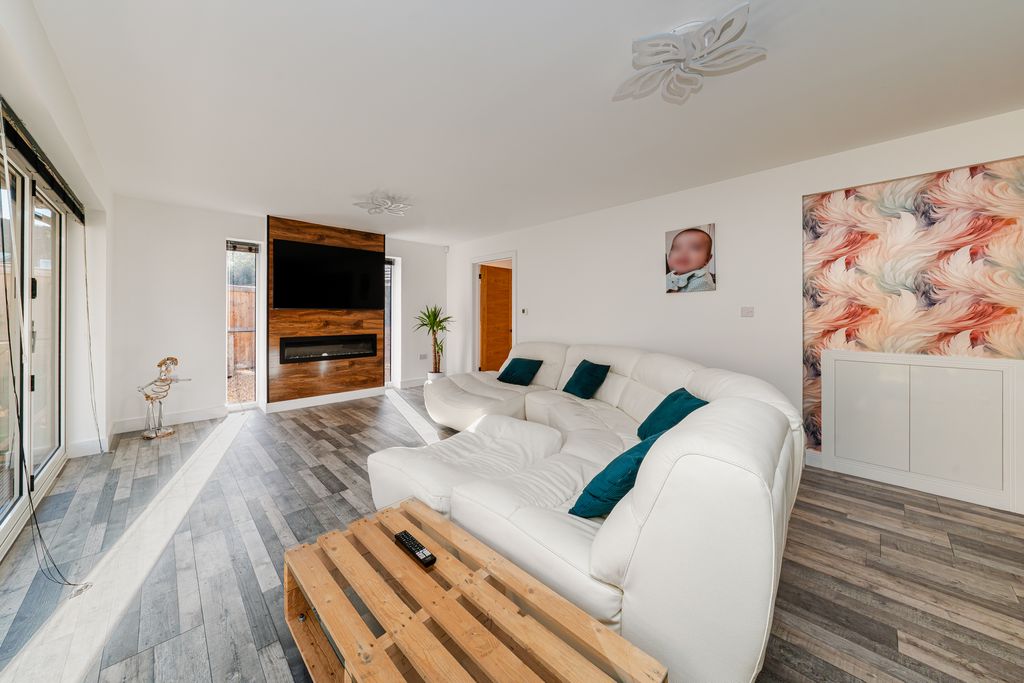 Property photo 3 of 25