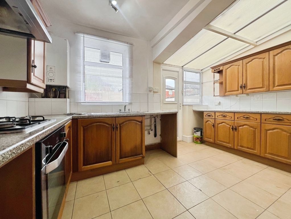 Property photo 3 of 10 Kitchen