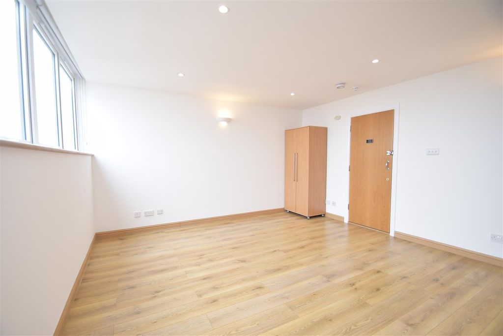 Property photo 2 of 5 Studio