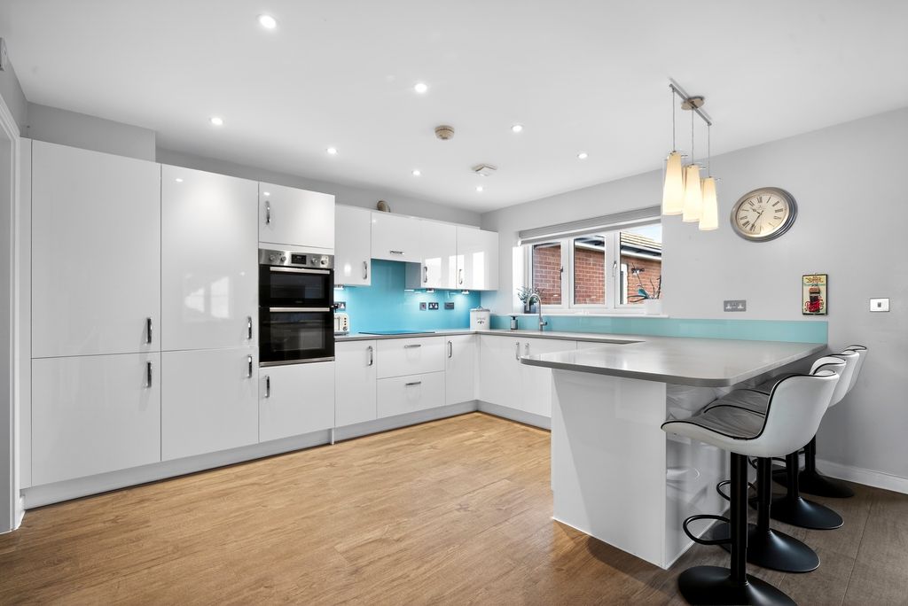 Property photo 3 of 20 Kitchen/Breakfast