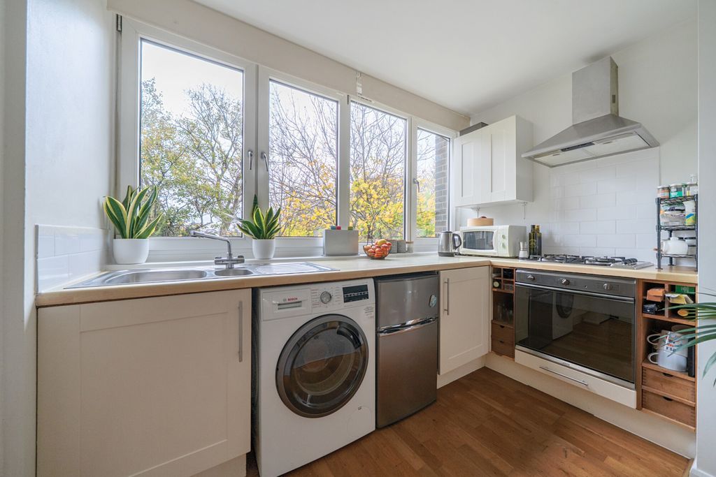 Property photo 3 of 19 Kitchen