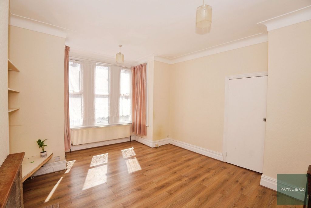 Property photo 3 of 27