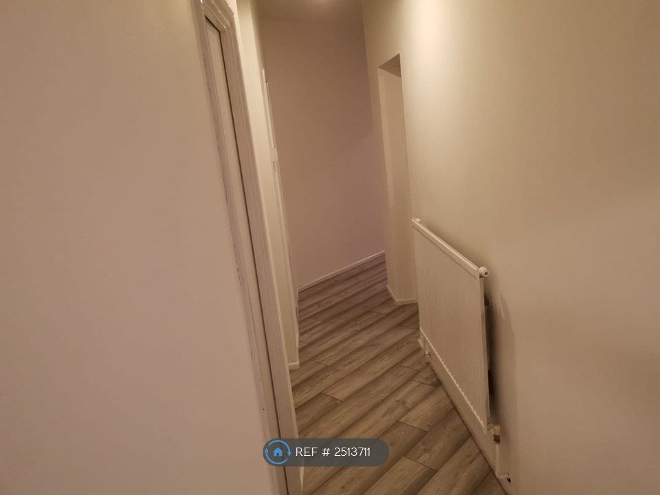 Property photo 3 of 9 Hallway