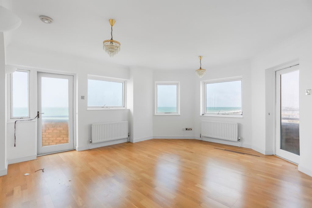 Property photo 2 of 18 296A8604