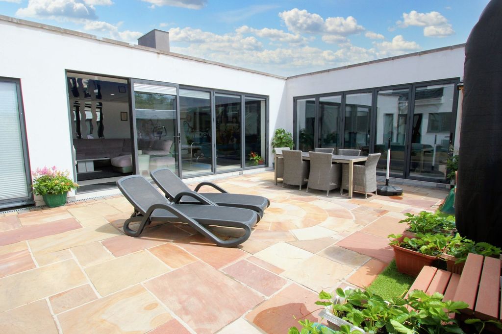 Property photo 2 of 53 Garden