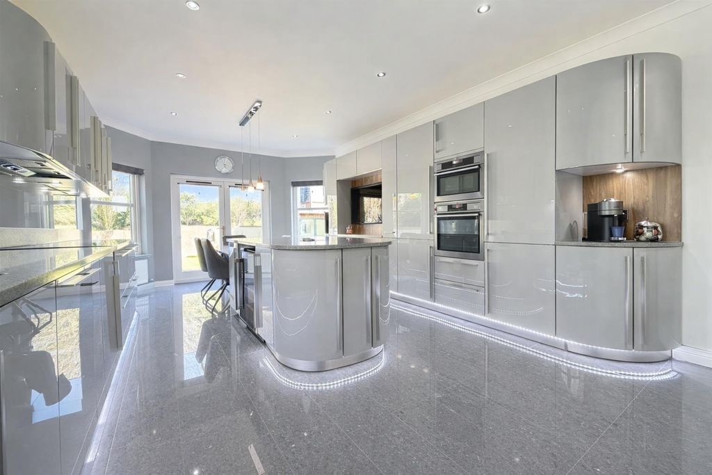 Property photo 2 of 29 Kitchen / Dining