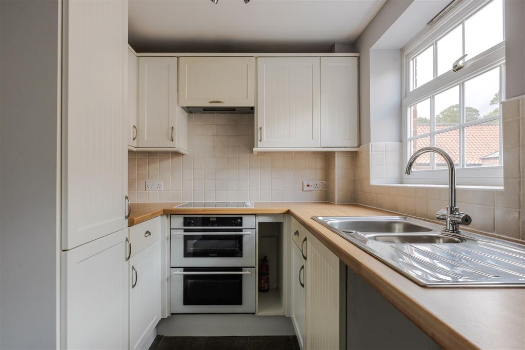 Property photo 2 of 9 Kitchen