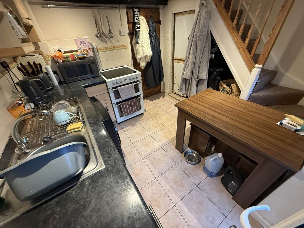 Property photo 3 of 8 Kitchen (2)