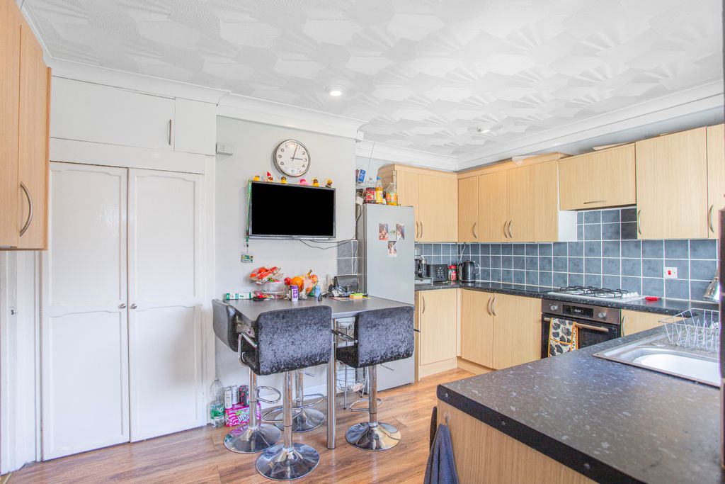 Property photo 3 of 18 Kitchen