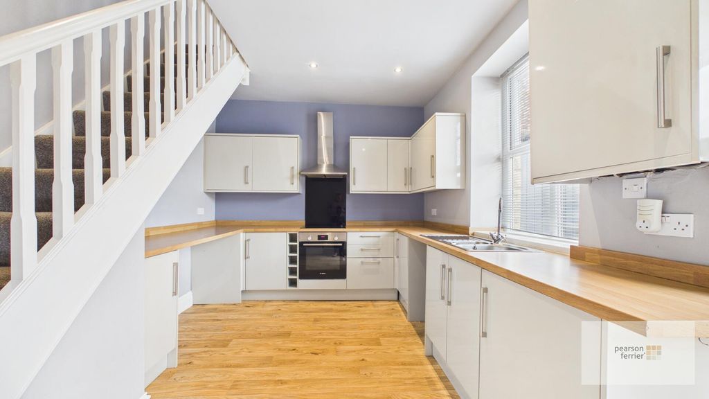 Property photo 3 of 11 Kitchen