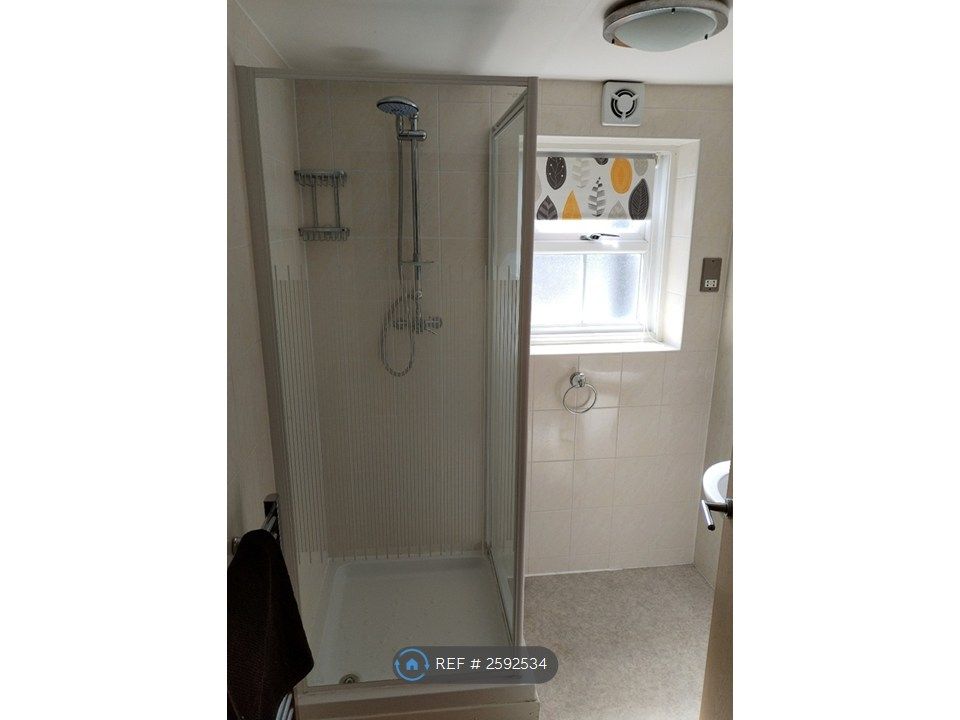 Property photo 2 of 10 Bathroom