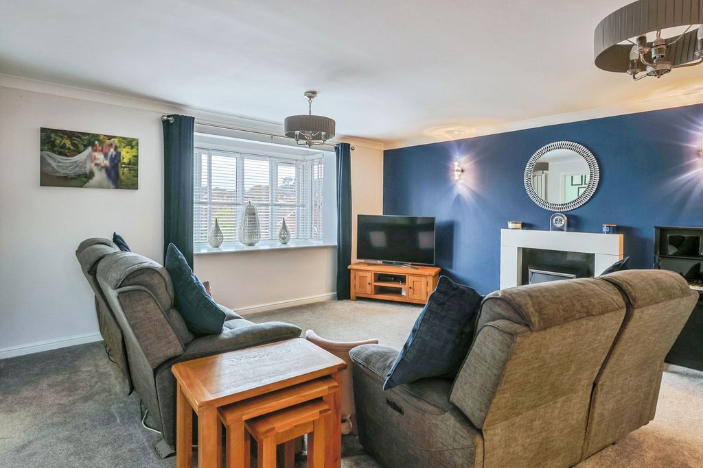 Property photo 2 of 17 Lounge