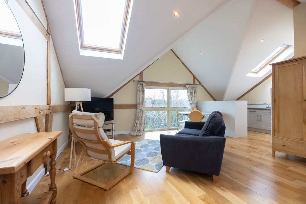 Property photo 3 of 8 Prestbury-05