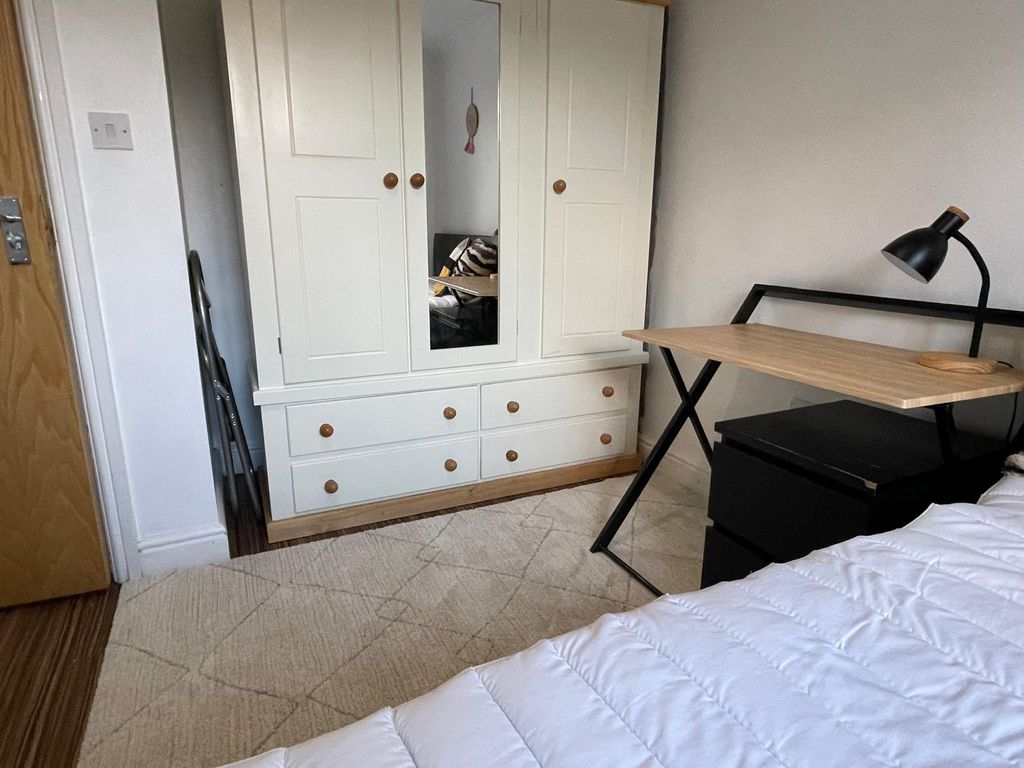 Property photo 3 of 13 Room 2