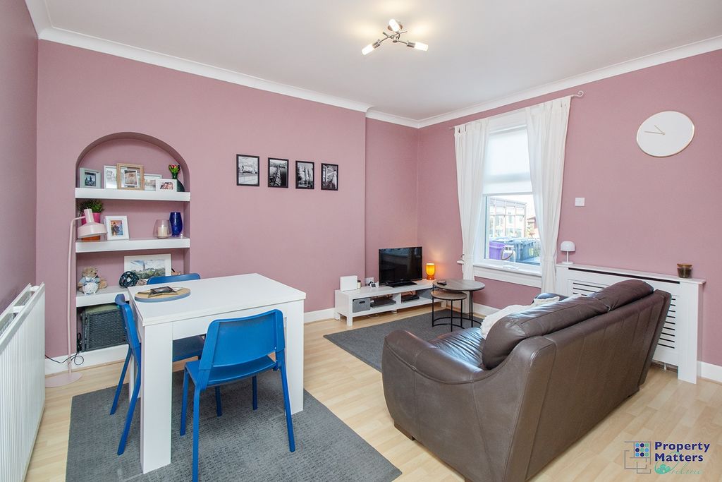 Property photo 2 of 16 Lounge