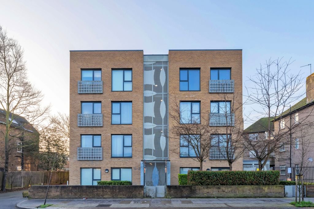 Property photo 1 of 15 Southall 1 Bed Flat