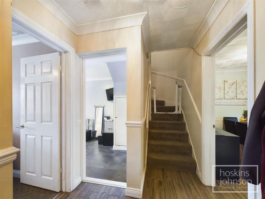 Property photo 3 of 23 Entrance Hall