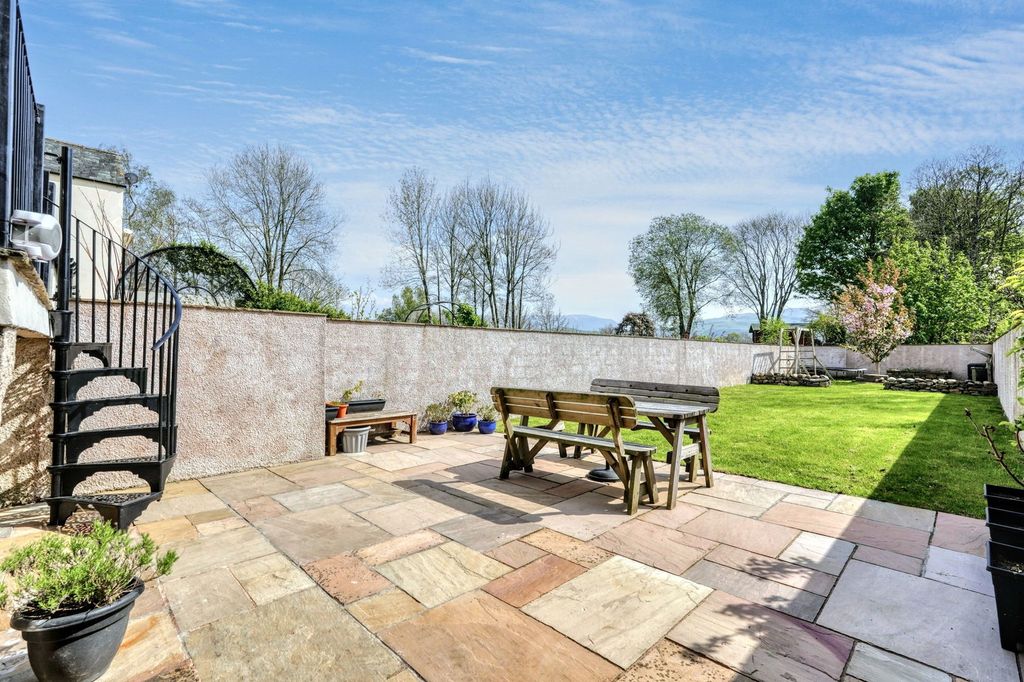 Property photo 3 of 28